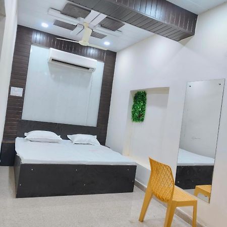 Hotel Crystal Dreams Mathura Εξωτερικό φωτογραφία