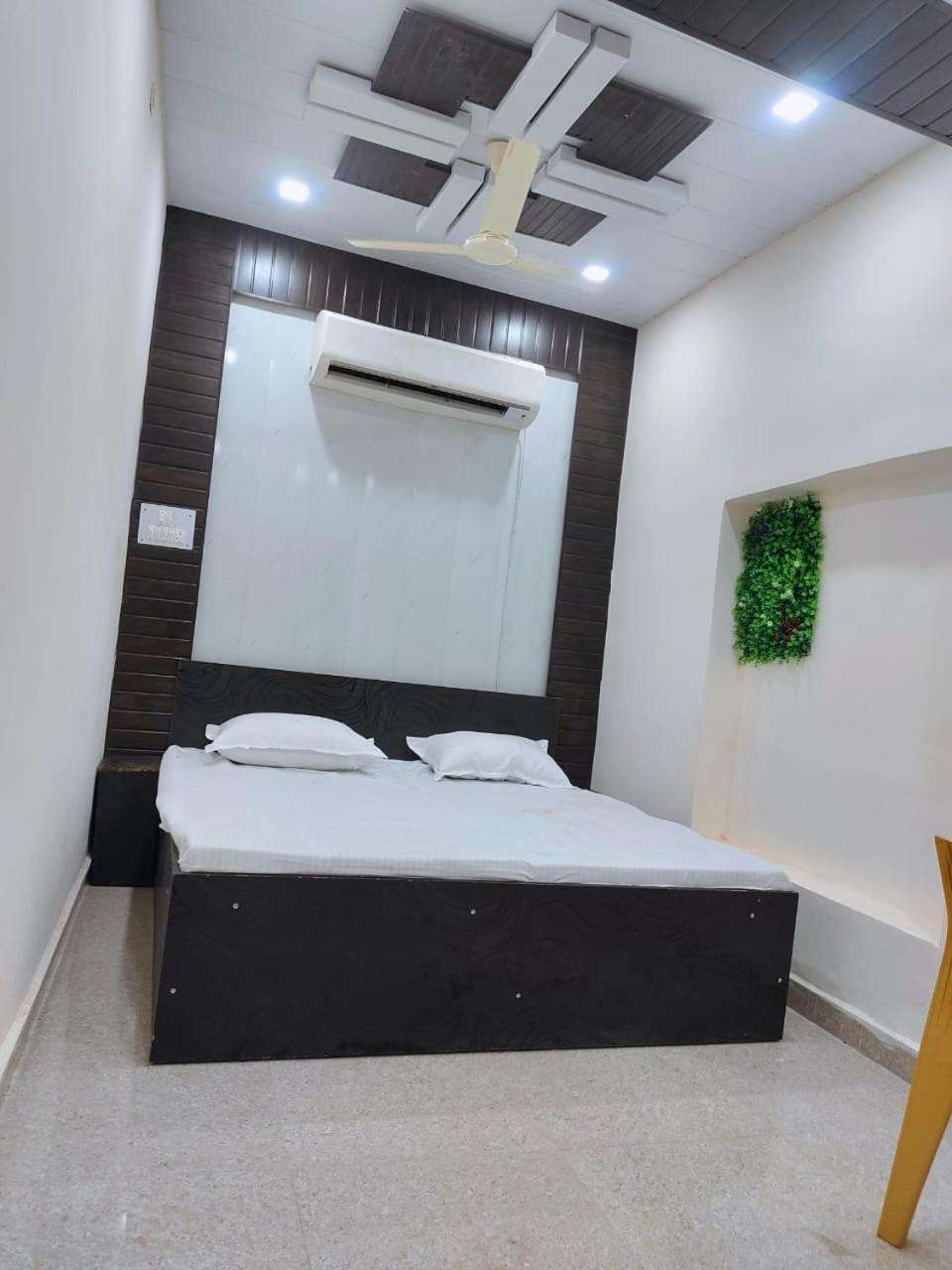 Hotel Crystal Dreams Mathura Εξωτερικό φωτογραφία